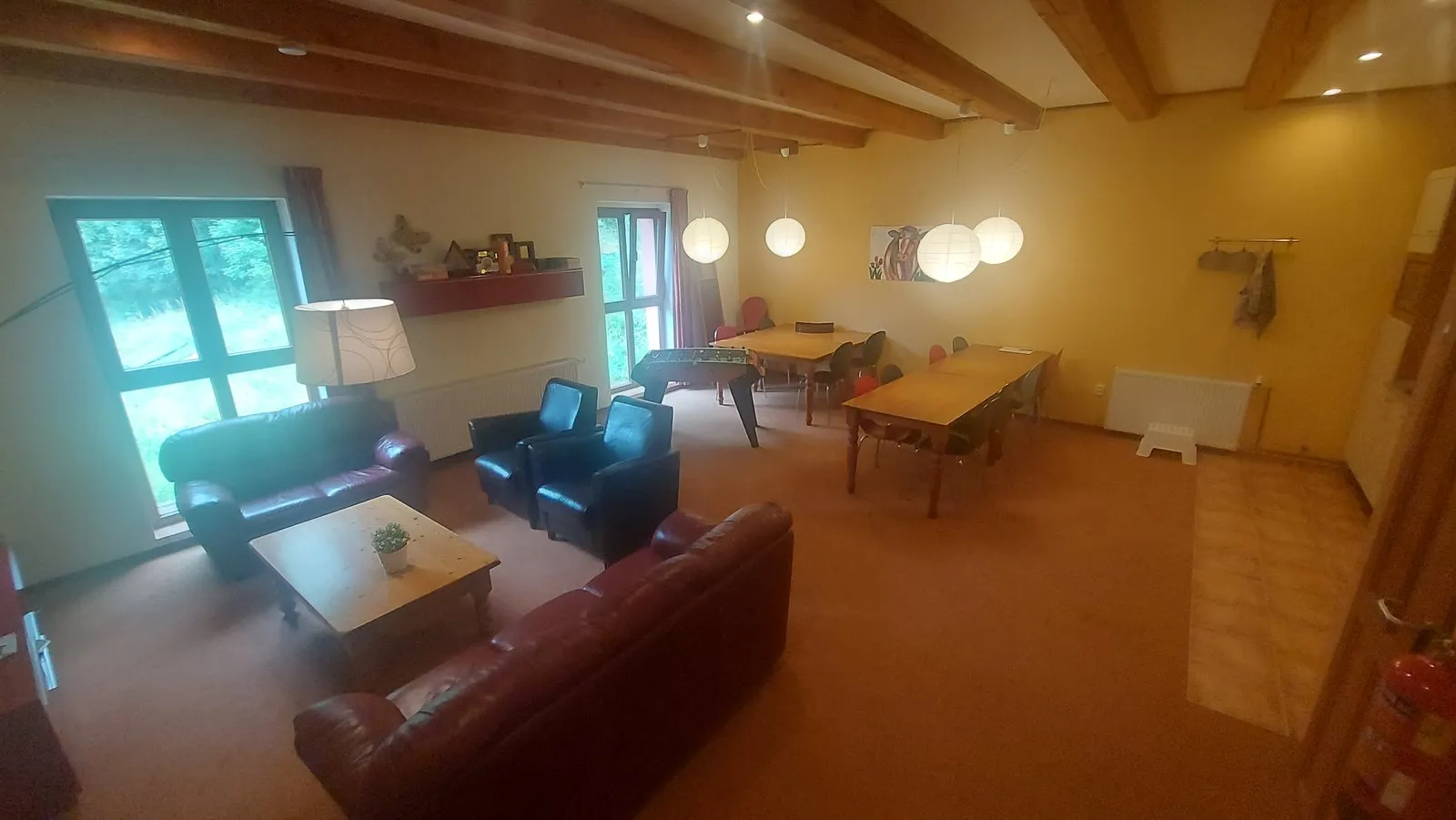 De gezamenlijke keuken en zithoek boven bij B&B Náš Dům