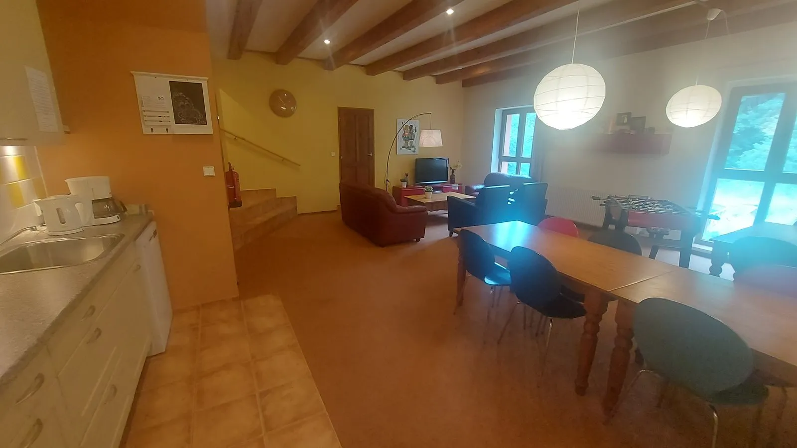 De gezamenlijke keuken en zithoek boven bij B&B Náš Dům