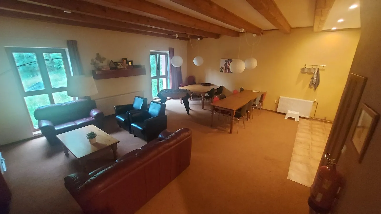 De gezamenlijke keuken en zithoek boven bij B&B Náš Dům