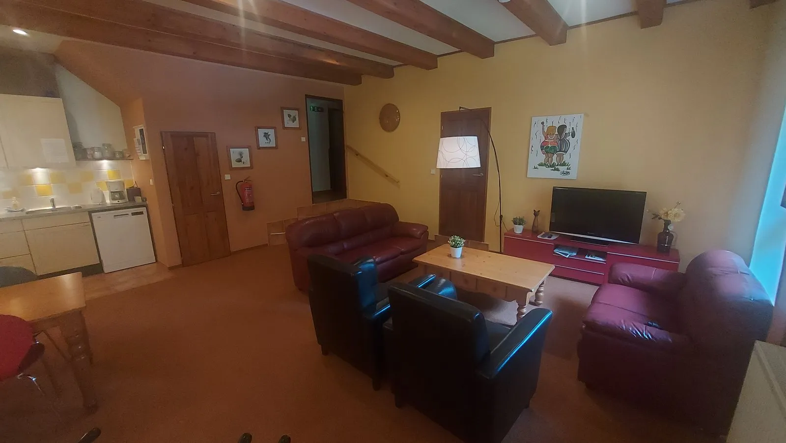 De gezamenlijke keuken en zithoek boven bij B&B Náš Dům