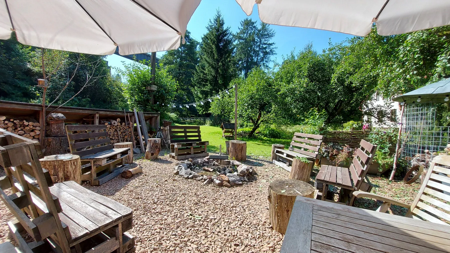 Het huis en de tuin van B&B Náš Dům