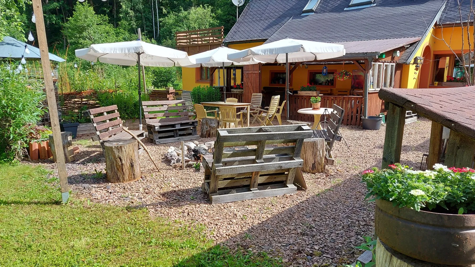 Het huis en de tuin van B&B Náš Dům